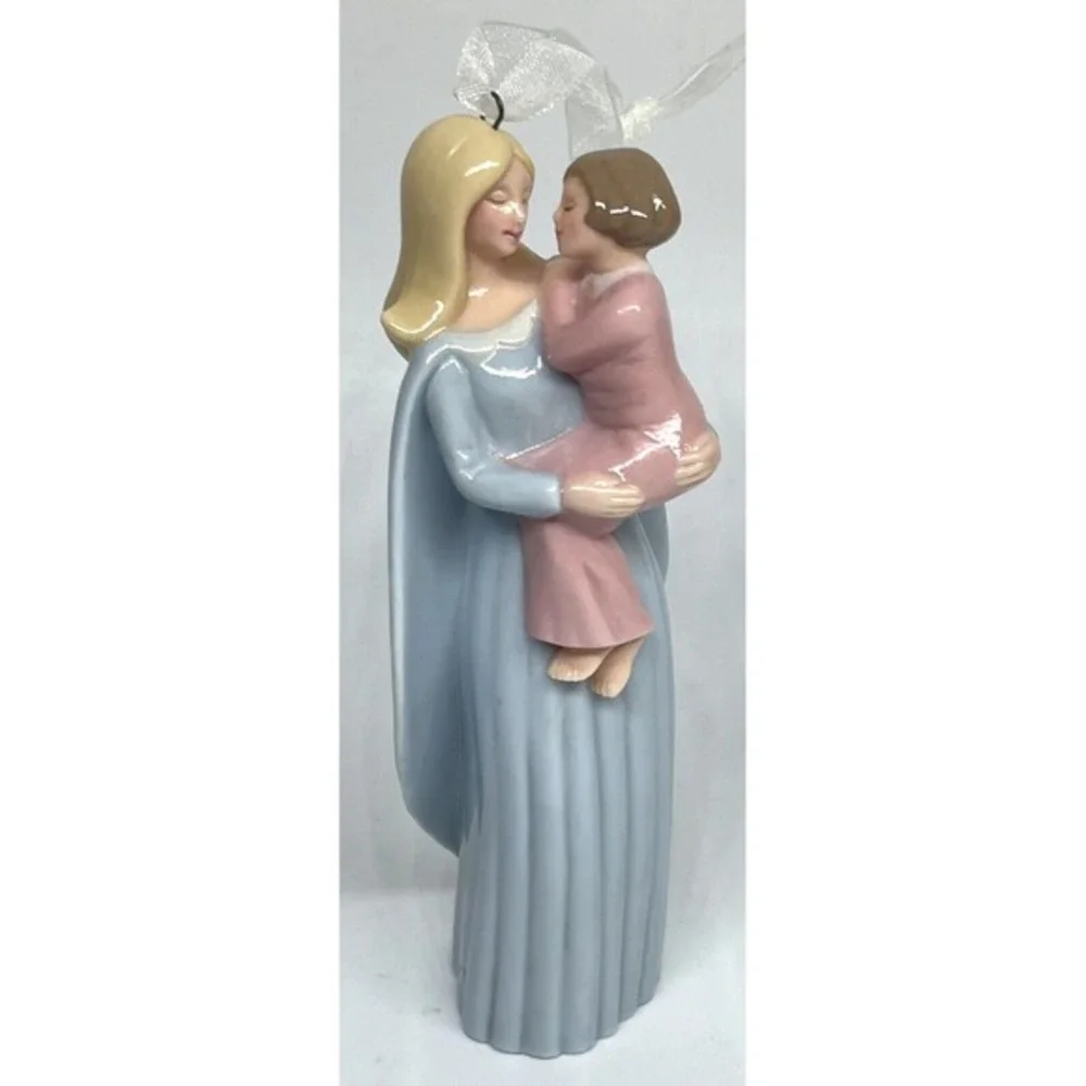 2005 Hallmark Angel on Earth Christmas Ornament‎ Porcelain in Box